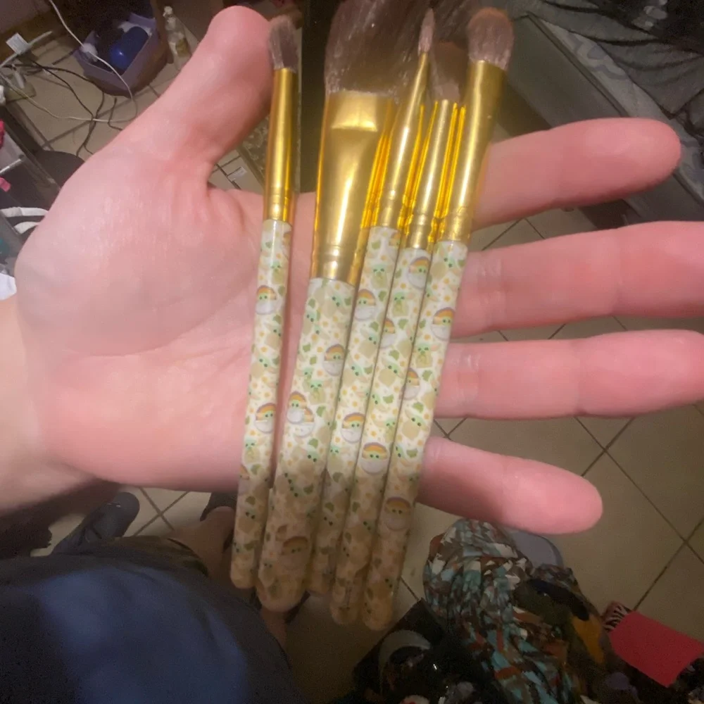 Loungefly Baby Yoda Makeup Brush Set. - Picture 4 of 4